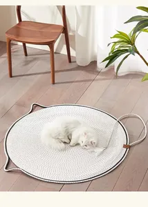 Runde geflochtene Katzenmatte aus Baumwollseil auf Holzbod mit gemütlich ruhender Katze