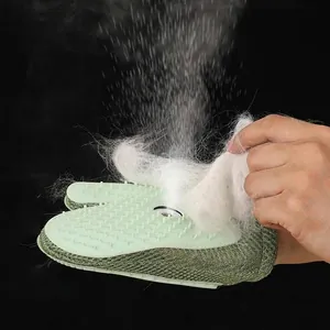 Guanto per la toelettatura degli animali con funzione spray per rimuovere i peli morti.