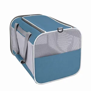 Vista detallada de una bolsa de transporte azul y gris para mascotas con malla