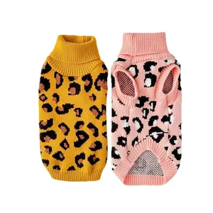 Stylische Strickpullover mit Leopardenmuster für kleine Hunde und Katzen in Gelb und Rosa.