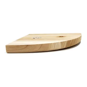 Vista dettagliata di un posatoio per pappagalli in legno naturale a forma di ventaglio.