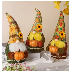 Detailliertes Set aus drei Plüsch-Erntezwergen mit Kürbissen für die Herbstdekoration