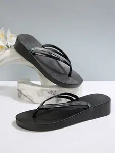 Elegante schwarze Plateau-Flip-Flops mit funkelnden Strassriemen für schicke Damen.