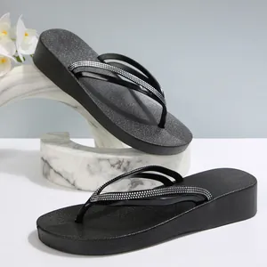 Elegante schwarze Plateau-Zehentrenner mit funkelnden Strass-verzierten Riemen