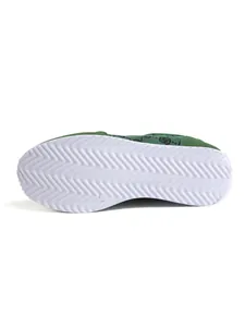 Vue détaillée de la semelle antidérapante blanche d'une basket verte pour femme.