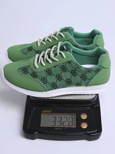 Détail de baskets légères vertes sur une balance numérique affichant un poids de 332,8 g