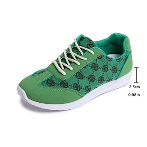 Vue détaillée de baskets vertes à motifs avec indication de hauteur de talon de 2,5 cm