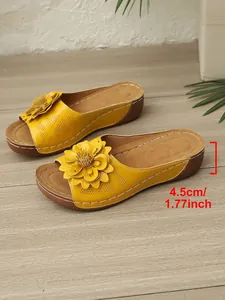 Detailansicht gelbe Keilsandalen mit Blume und 4,5 cm Absatzhöhe für Damen