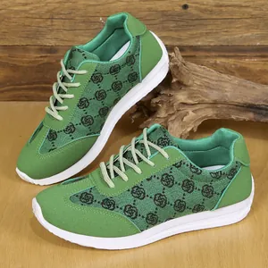 Vue latérale de baskets vertes légères pour femmes avec tissu à motifs et semelle blanche