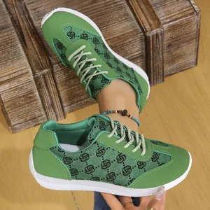 Détail rapproché de baskets vertes pour femmes avec motifs de roses noires élégantes