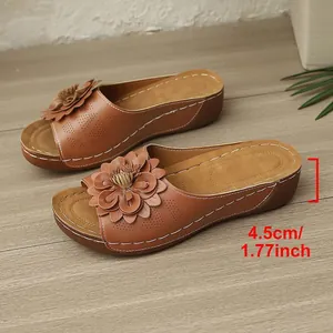Detail mit 4,5 cm Absatzhöhe bei braunen Keilsandaletten mit Blumendekoration