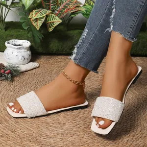 Eleganti sandali piatti bianchi con perle e strass, design a punta quadra estivo.