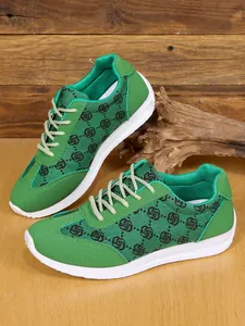 Détail de gros plan des baskets vertes légères avec motif floral noir pour femmes