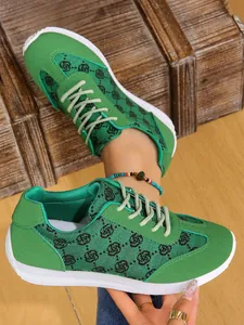 Gros plan de baskets décontractées vertes avec semelles blanches souples et motif floral.