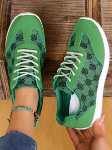 Détail de baskets vertes à imprimé floral avec semelles blanches souples pour femmes