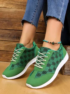 Détail de baskets décontractées vertes pour femmes avec toile à motifs et semelle