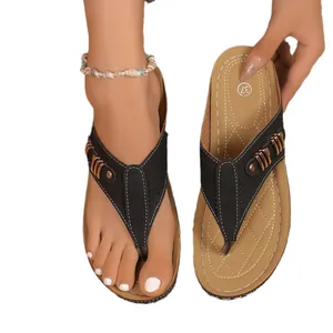 Tongs compensées pour femmes avec boucle en métal et surpiqûres décoratives élégantes