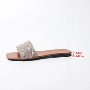 Dettaglio dell'altezza del tacco di 1,5 cm sui sandali piatti con strass e perle