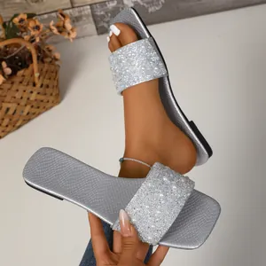 Sandali bassi argento da donna con strass scintillanti e decorazioni di perle