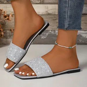 Sandali piatti argentati da donna con fascia glitterata e decorazioni in perle