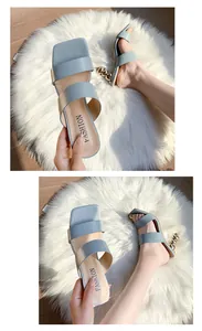 Detailansicht der hellblauen Sandalen mit eckiger Zehenpartie und goldenem Absatz