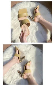 Detailaufnahme stilvoller senfgelber Sandalen mit einzigartigem metallischem Kürbisabsatz