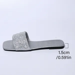 Dettaglio sandalo piatto argento con altezza tacco 1,5 cm e decoro in perle e strass