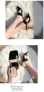Detailansicht schwarzer High-Heel-Sandalen mit einzigartigen goldfarbenen Perlenabsätzen