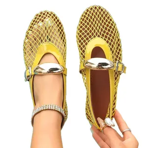 Sandalias planas de malla amarillo vibrante transpirables con hebilla de metal y punta redonda.