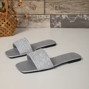 Eleganti ciabatte basse a punta quadrata con perle e dettagli in strass cangianti