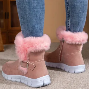 Detailansicht stilvoller rosa Schneestiefel mit Kunstfellfutter und dicker Sohle.