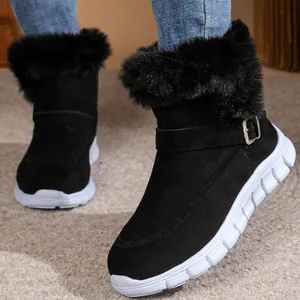 Detailansicht der schwarzen Damen-Schneestiefel mit Kunstfellbesatz und Schnalle.
