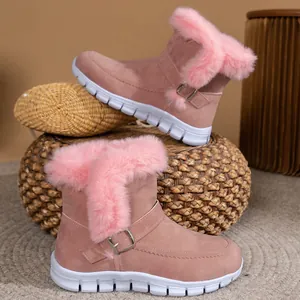 Detailansicht der rosa Damen-Schneestiefel mit weichem Kunstpelzbesatz und Schnalle