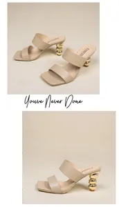 Elegante beige Pantoletten mit hohem Absatz und einzigartigem goldfarbenem Kugelabsatz