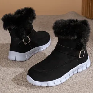 Detailansicht schwarzer Wildleder-Schneestiefel mit Kunstfellbesatz und Schnallendesign