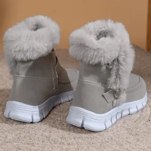 Detailaufnahme von stilvollen grauen pelzgefütterten Schneestiefeln mit weißer Sohle