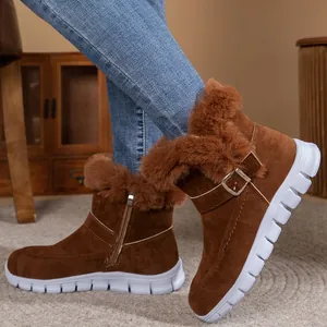 Detailansicht brauner Wildleder-Schneestiefel mit weißer Plateausohle und Kunstfellbesatz.