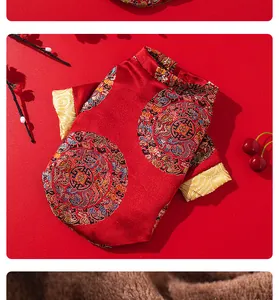 Vista detallada del traje Tang rojo para perro en seda con bordados dorados festivos