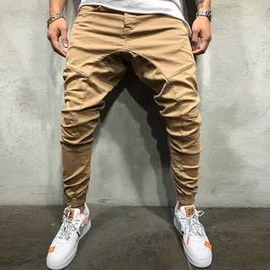 Detalle de pantalones cargo caqui para hombre con costuras y ajuste entallado