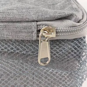 Dettaglio di cerniera in metallo e rete traspirante su lettiera portatile per gatti