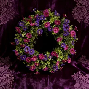 Vista detallada de una corona de campanillas artificiales moradas y rosas de casa