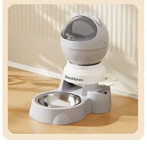 Distributeur automatique de croquettes gris avec levier et bol en acier inoxydable.