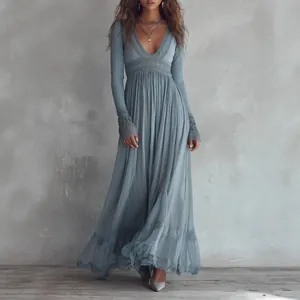 Detail eines böhmischen staubblauen Maxi-Kleides mit Spitze und Plisseefalten aus Chiffon