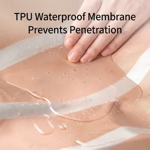 Housse de lit imperméable en TPU pour animaux montrant la résistance aux liquides.