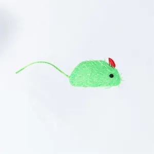 Jouet souris en tissu d'aiguilles de pin vert pour chats sur fond blanc, jeu interactif