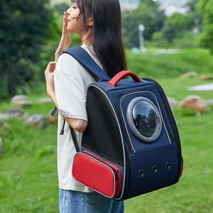 Vista lateral de una mochila para mascotas azul y roja llevada por una mujer en un parque