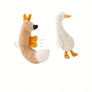 Set di giocattoli di peluche per animali con volpe e oca su sfondo bianco pulito