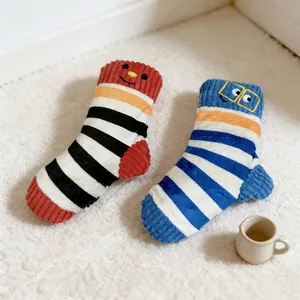 Vue détaillée de jouets en peluche pour animaux en forme de chaussettes colorées