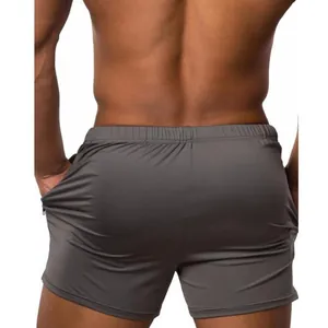 Detalle de la vista posterior de pantalones cortos deportivos grises con cintura elástica.