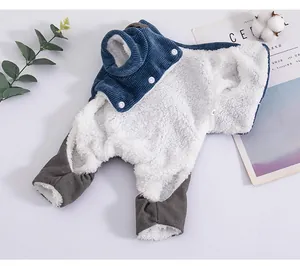 Nahaufnahme von warmen Haustier-Overalls mit weichem Sherpa-Futter und Cordstoff